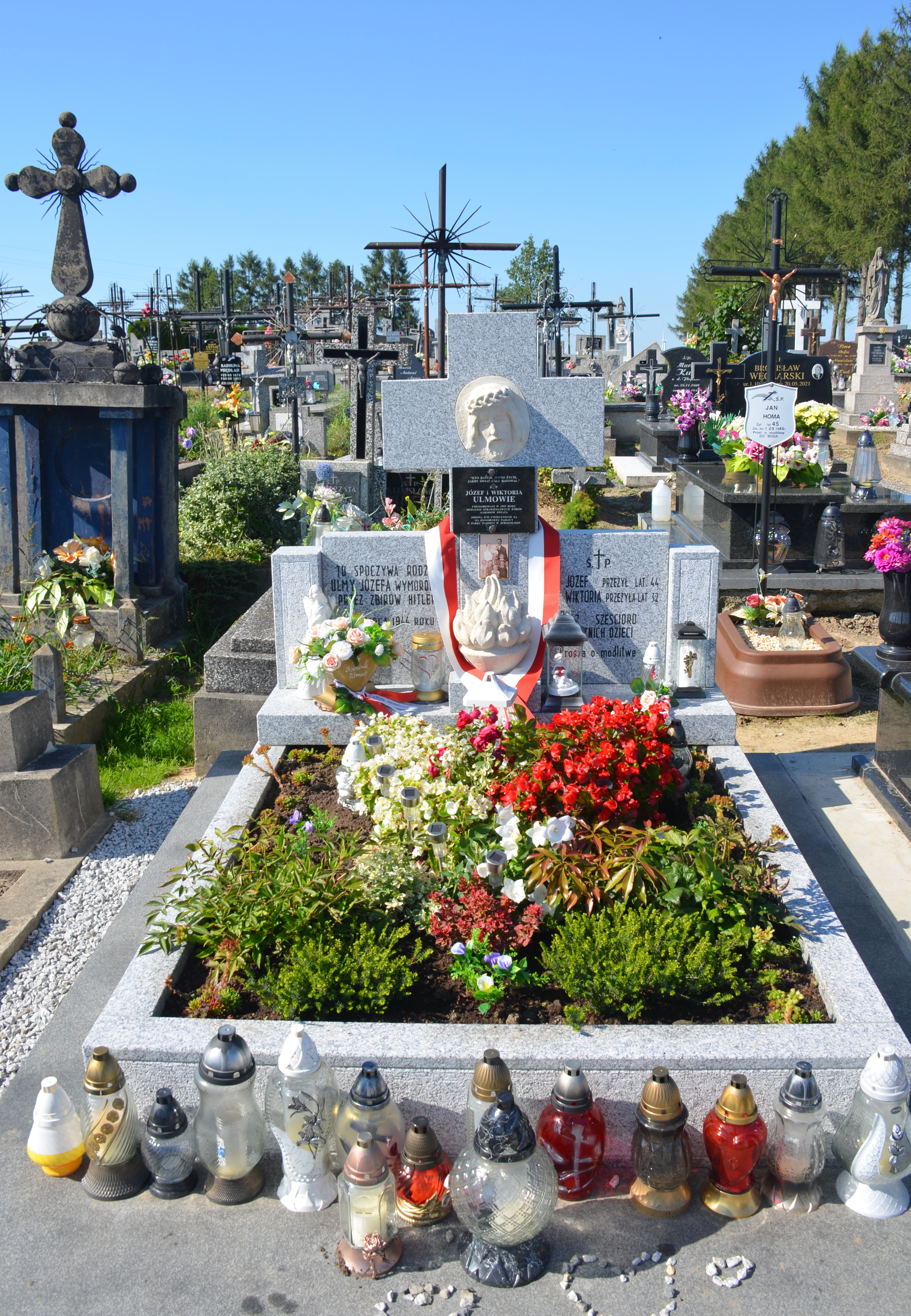02023 0942 Tomb of Józef and Wiltoria Ulma family in Markowa