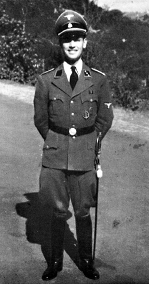 Erich_Priebke_in_servizio_presso_lambasciata_tedesca_di_Roma.jpg