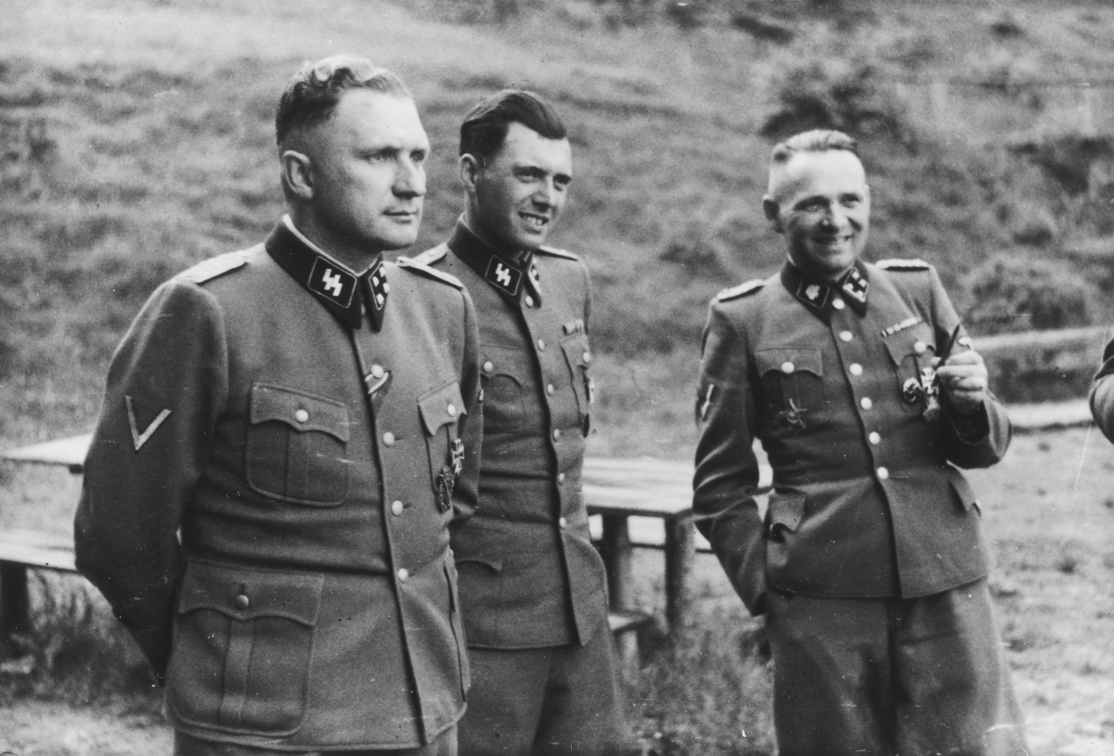 Richard_Baer_Josef_Mengele_Rudolf_Hoess_Auschwitz._Album_Hocker.jpg